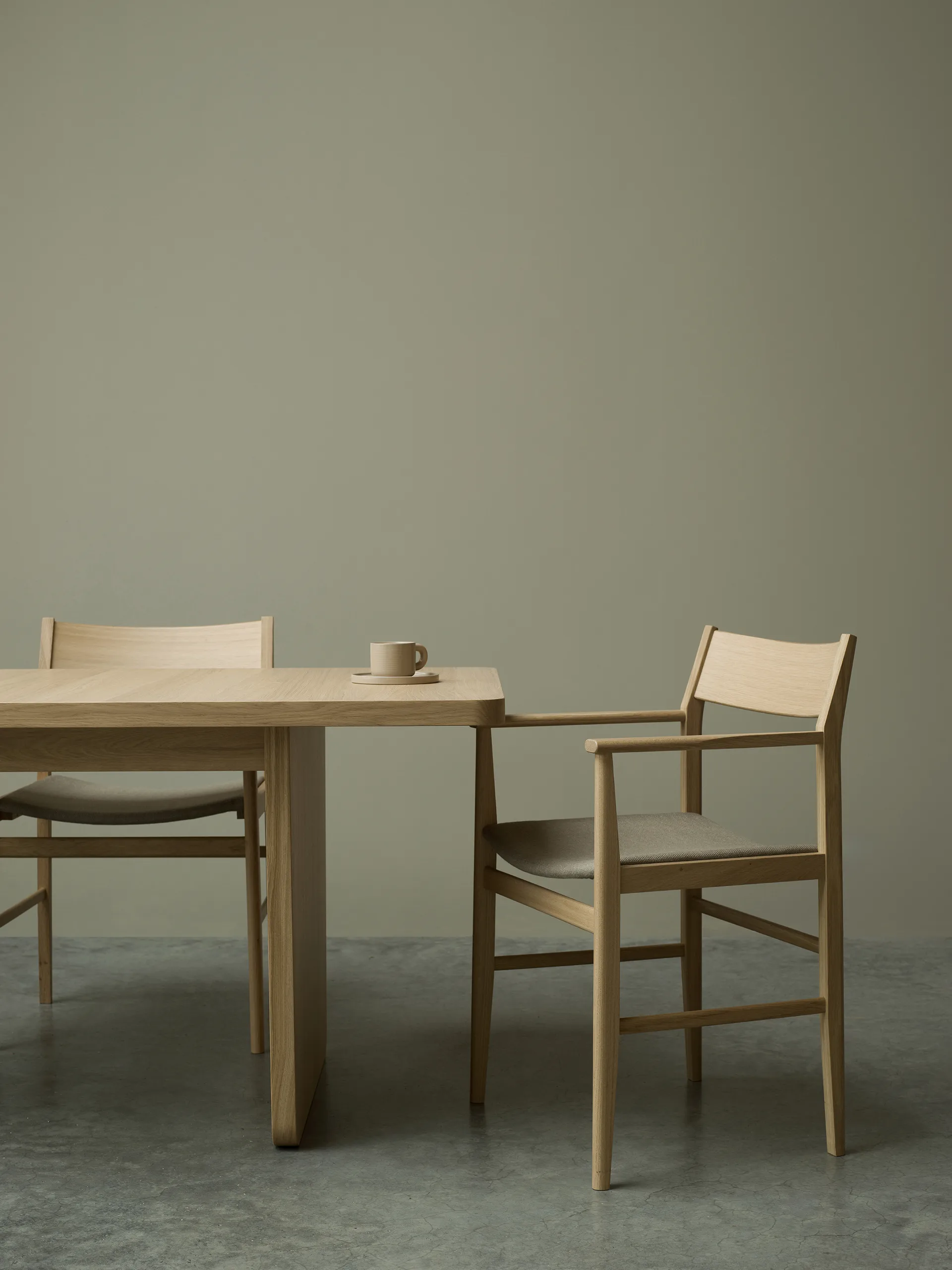 Siza armchair, White pigmented oak-linen seat Mavis