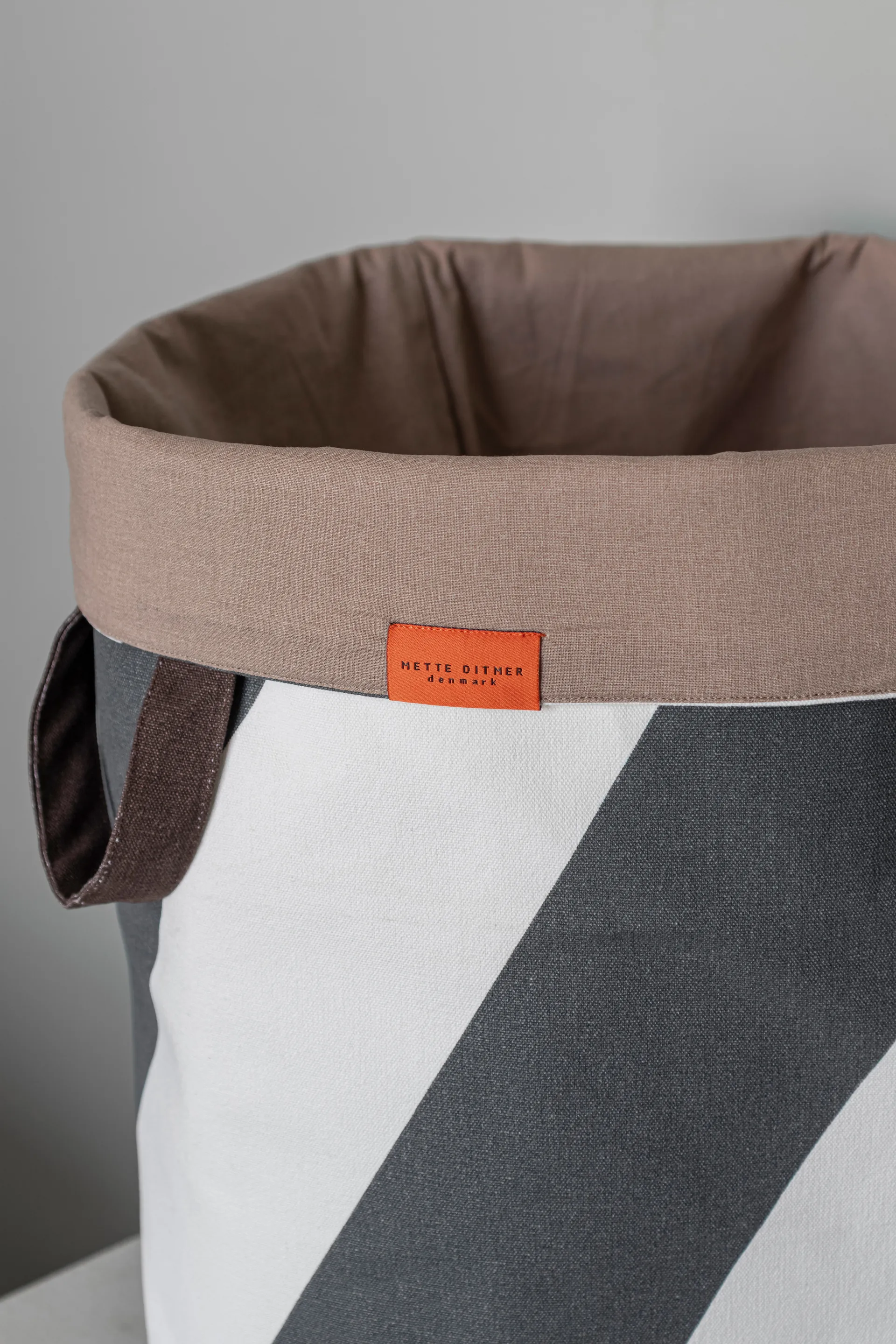 Diagonal laundry basket Ø40x50 cm, Dark grey-off-white Mette Ditmer