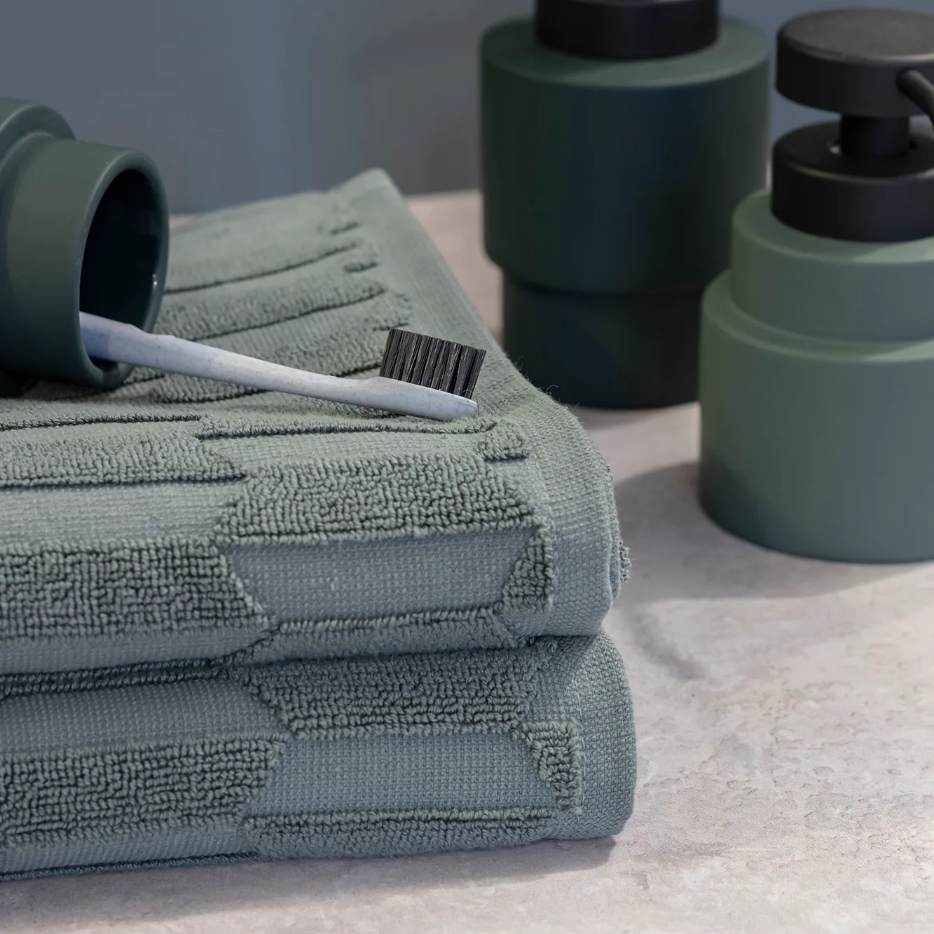 Geo towel 50x95 cm, Pine green Mette Ditmer