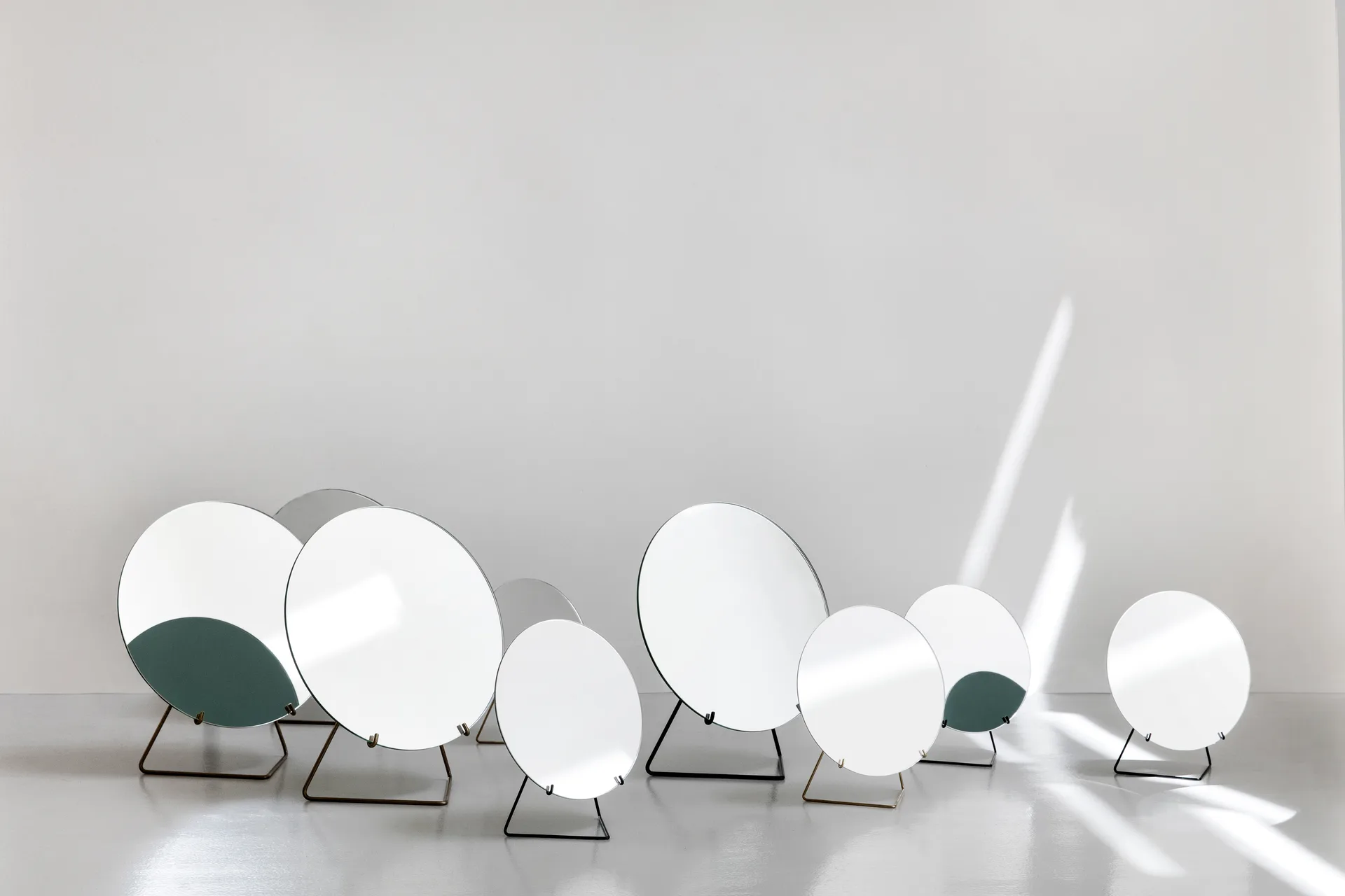 Table mirror Ø20 cm, Black MOEBE