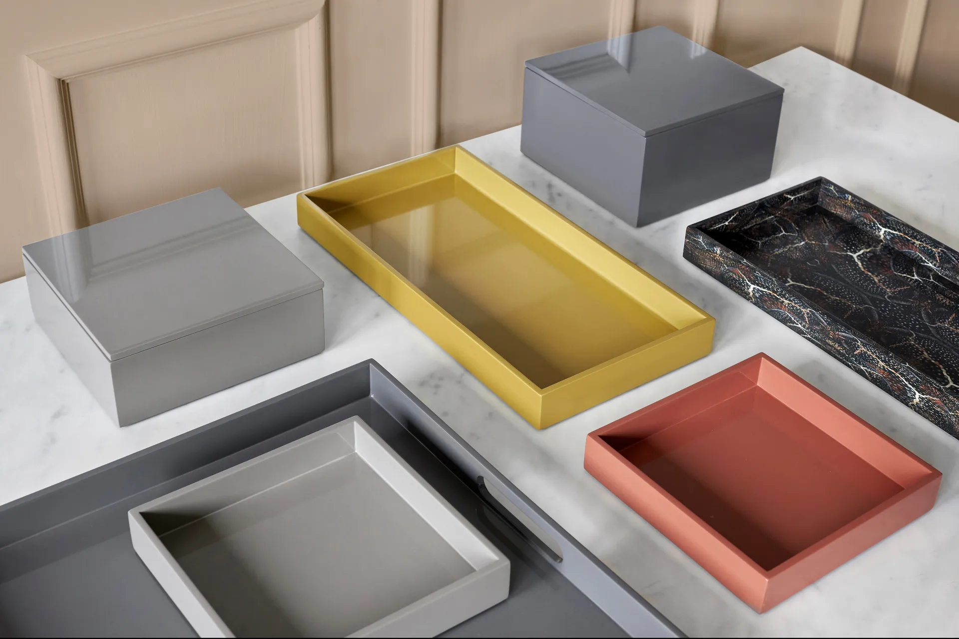 Lux lacquered serving tray 40x40x4 cm, Dark grey Mojoo