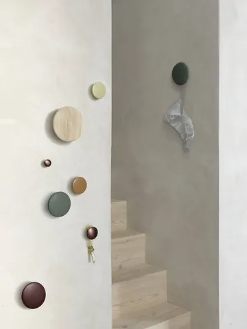 Dots Wood coat hook - Brown red, Ø13 cm - Muuto