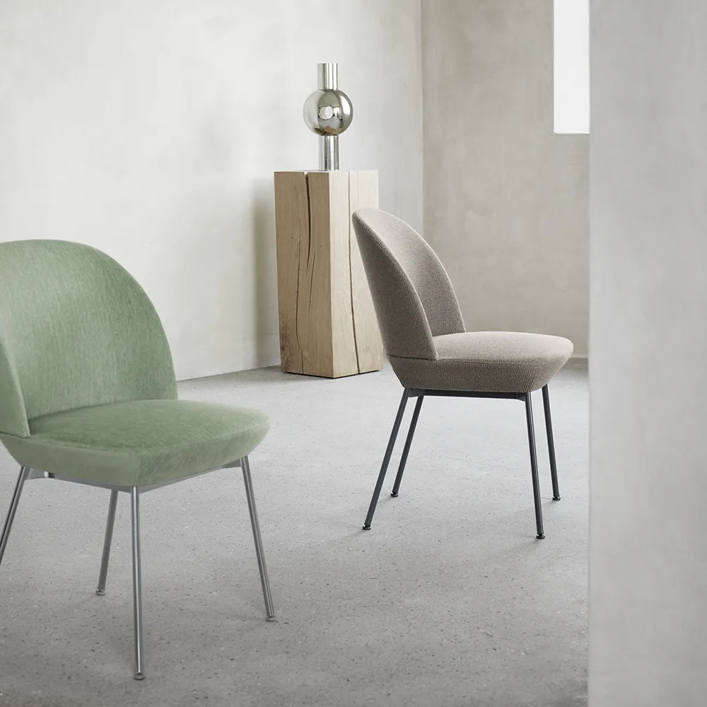 Oslo side chair fabric upholstered, Ocean 52-Anthracite black Muuto
