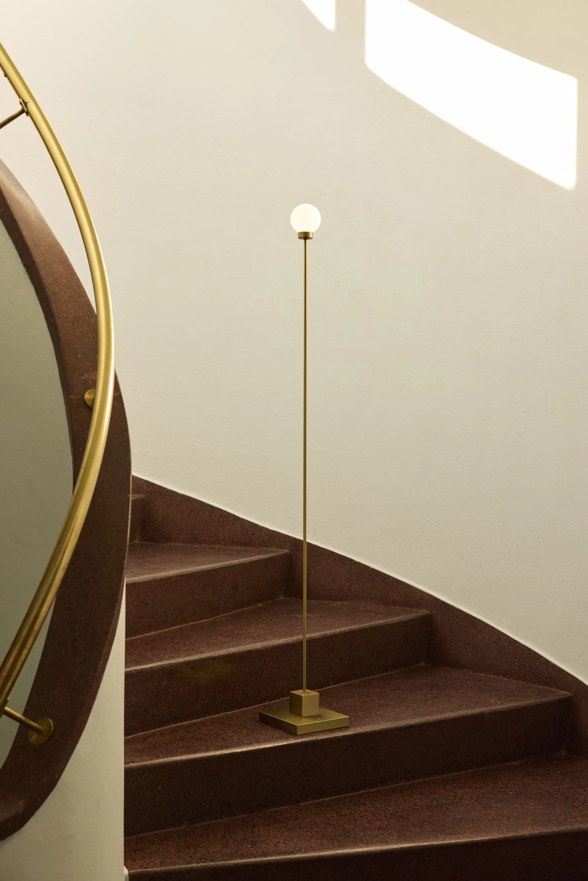 Snowball portable floor lamp 122 cm, Brass Northern
