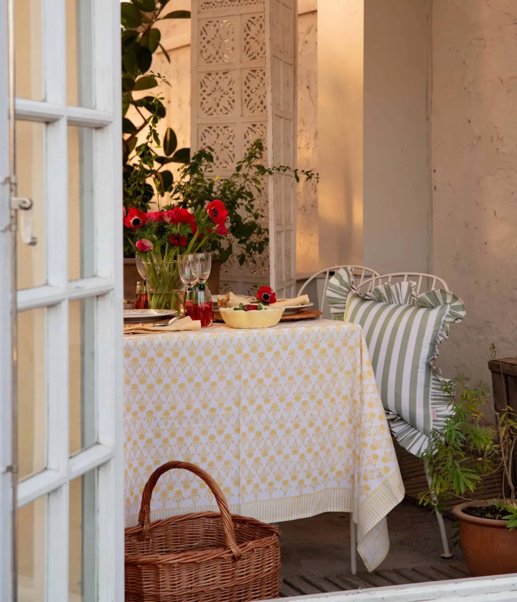 Lily tablecloth, Yellow, 250x150 cm Pick a Poppy