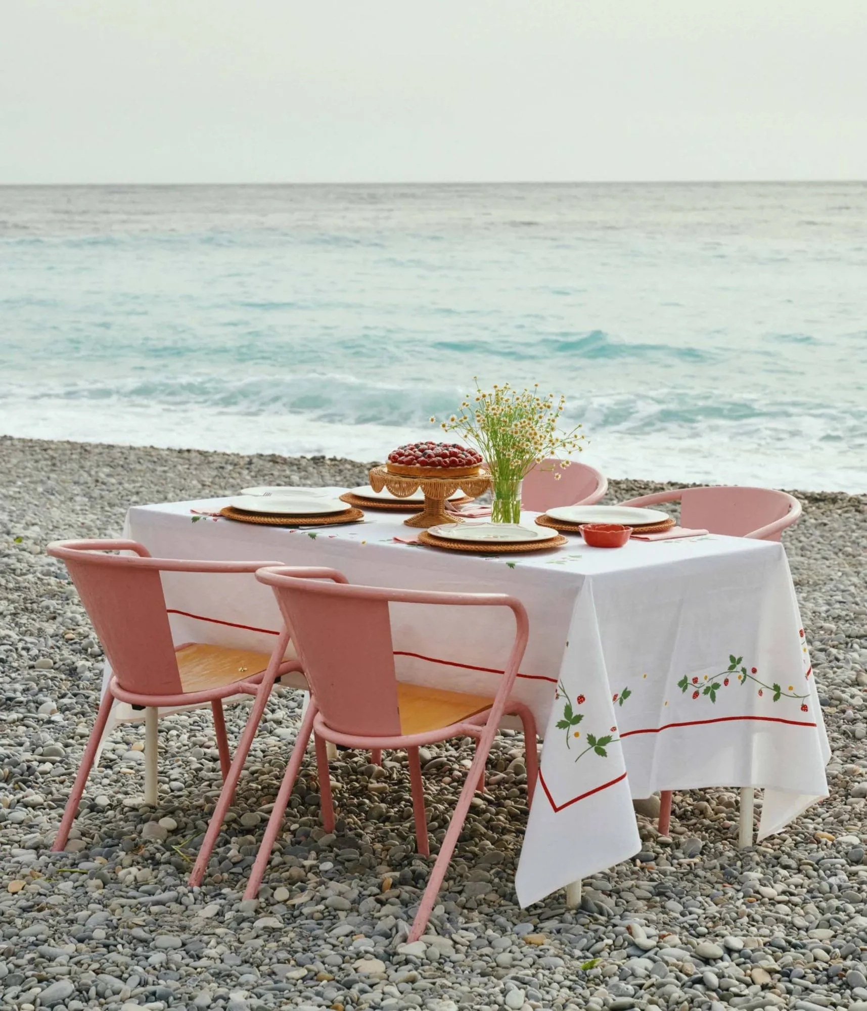 Wild Strawberry tablecloth, Red, 250x150 cm Pick a Poppy