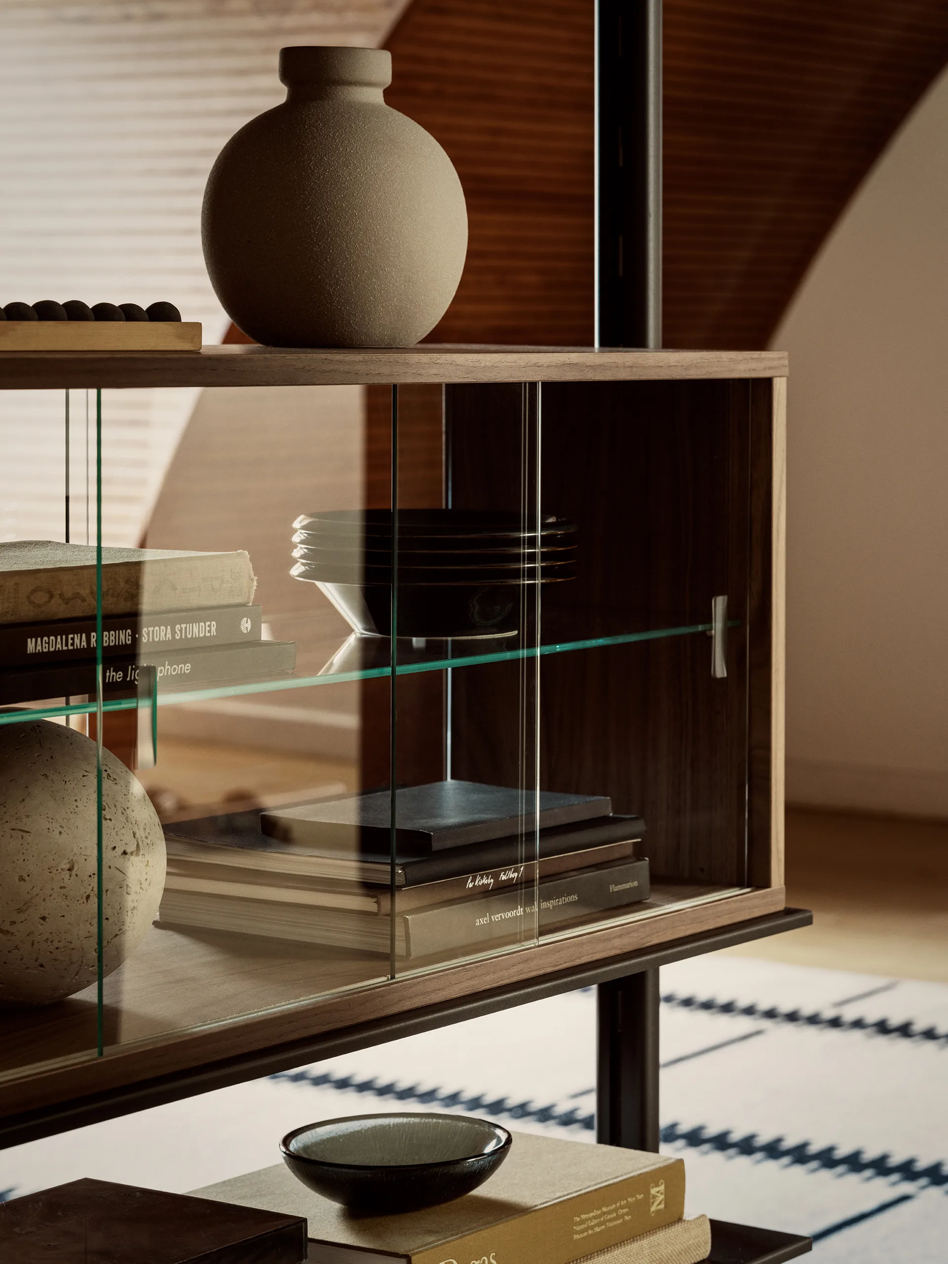 Pira display cabinet, Walnut-clear glass, 90x31 cm, glass back Pira