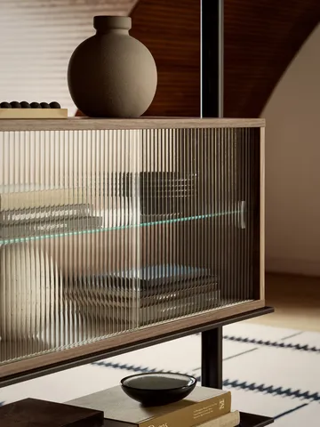 Pira display cabinet - Walnut–fluted glass, 90x31 cm, glass back - Pira