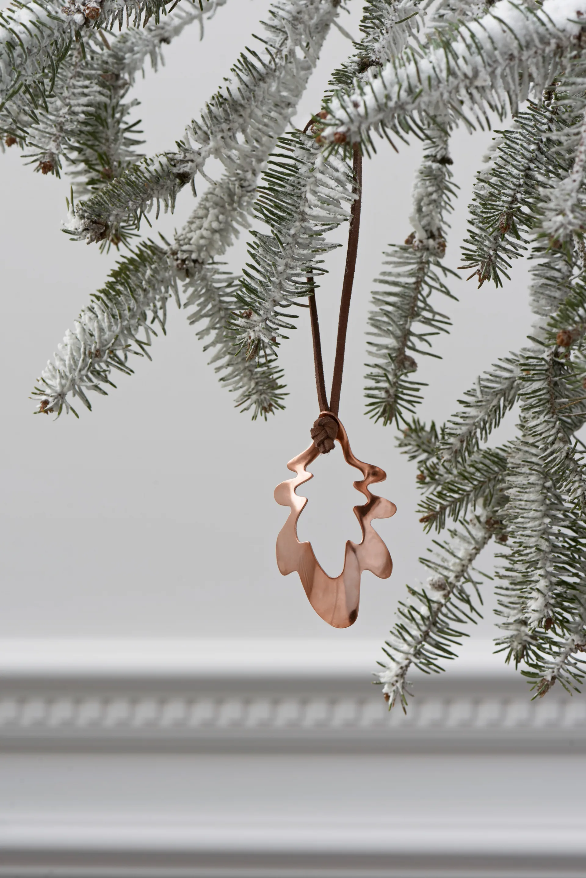Karen Blixen forest tales oak leaf hanging Christmas decoration 8.5 cm, Copper Rosendahl