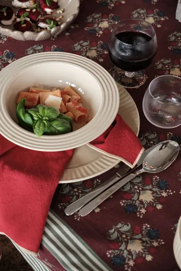 Linnea tablecloth - Mixed wine red, 150x280 cm - Sagaform