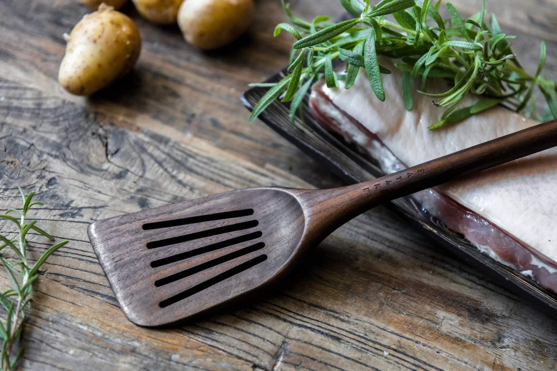 Satake spatula 33.5 cm, Walnut, perforated Satake
