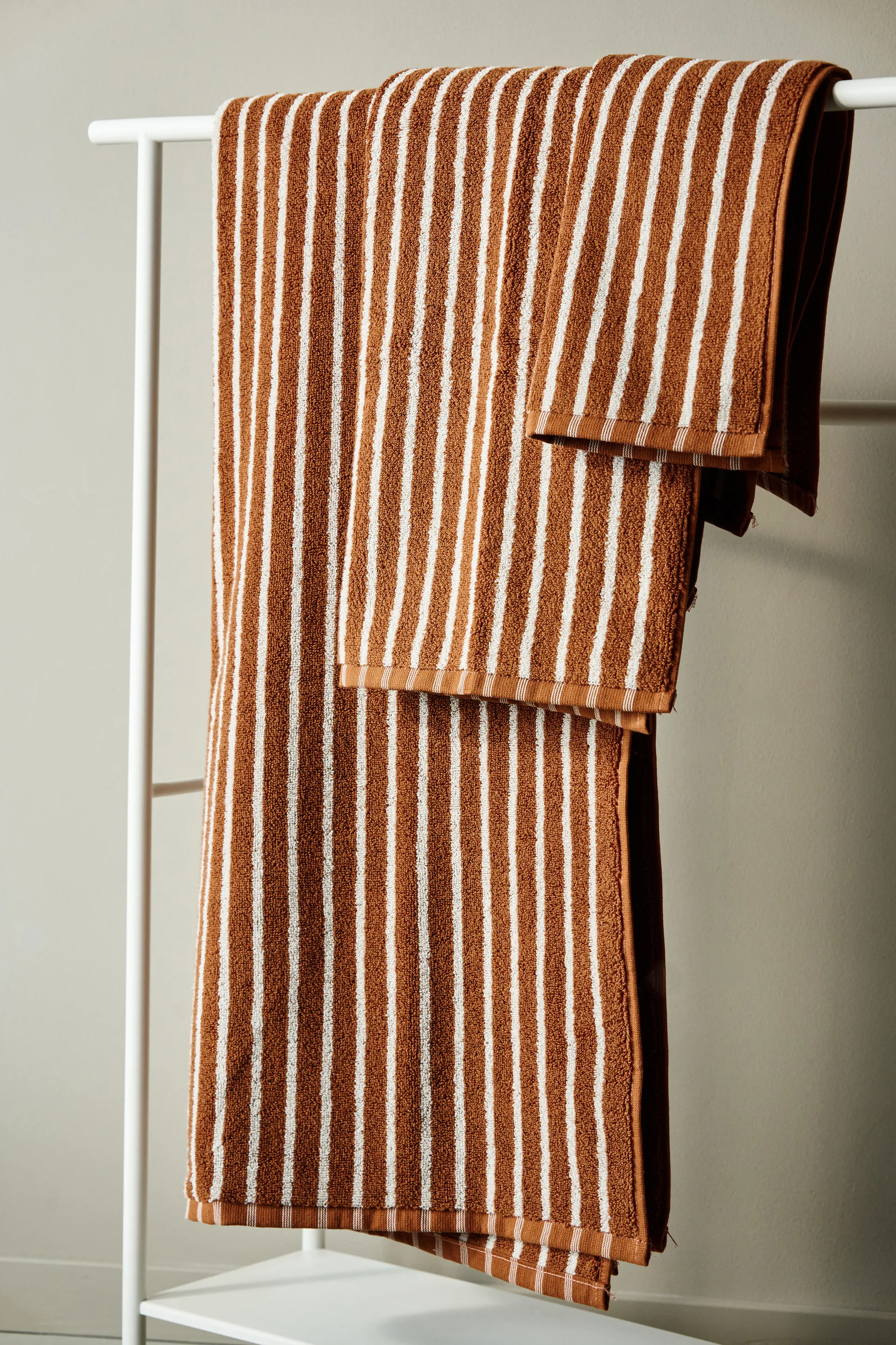 Drift towel 30x50 cm, Brown-white Scandi Living