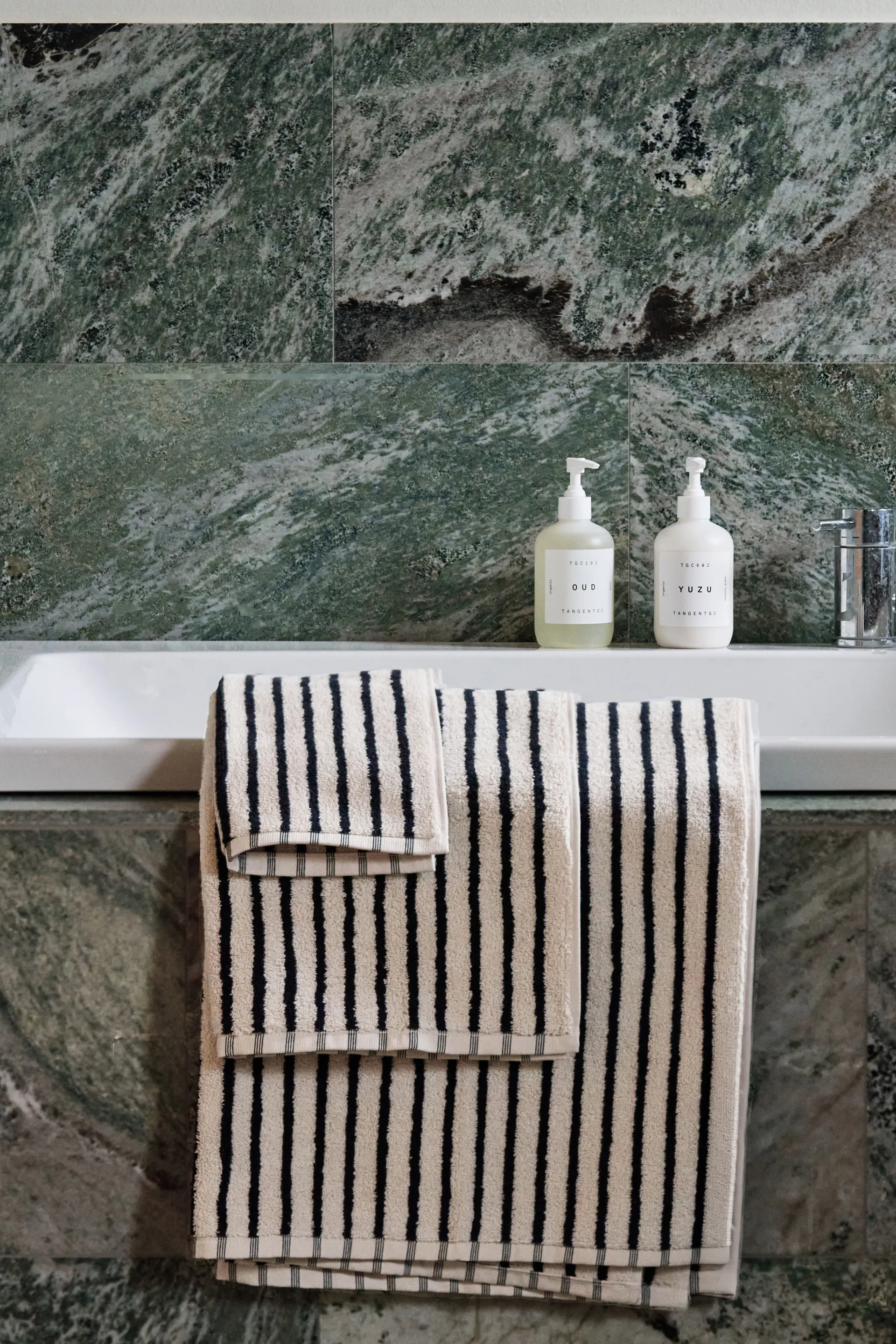 Drift towel set 4 pieces - White-black Scandi Living