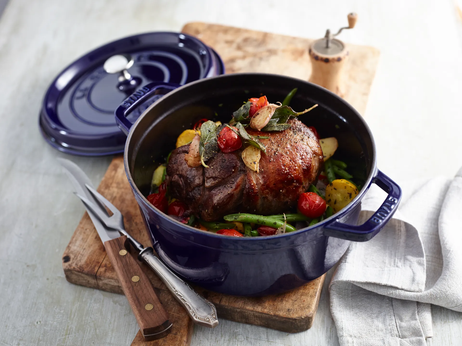 Staub La Cocotte round casserole cast iron 2.6 L, Dark blue STAUB