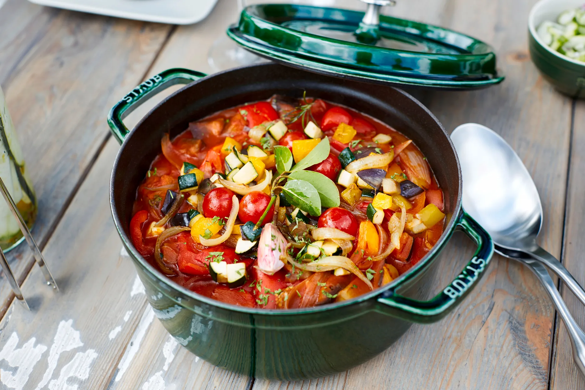 Staub La Cocotte round casserole cast iron 5.2 L, Basil green STAUB
