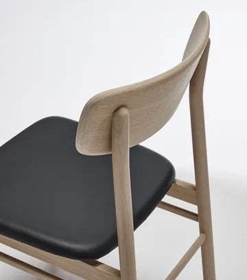 Prima Vista chair light matte lacquered oak - Leather Elmosoft 99001 black - Stolab