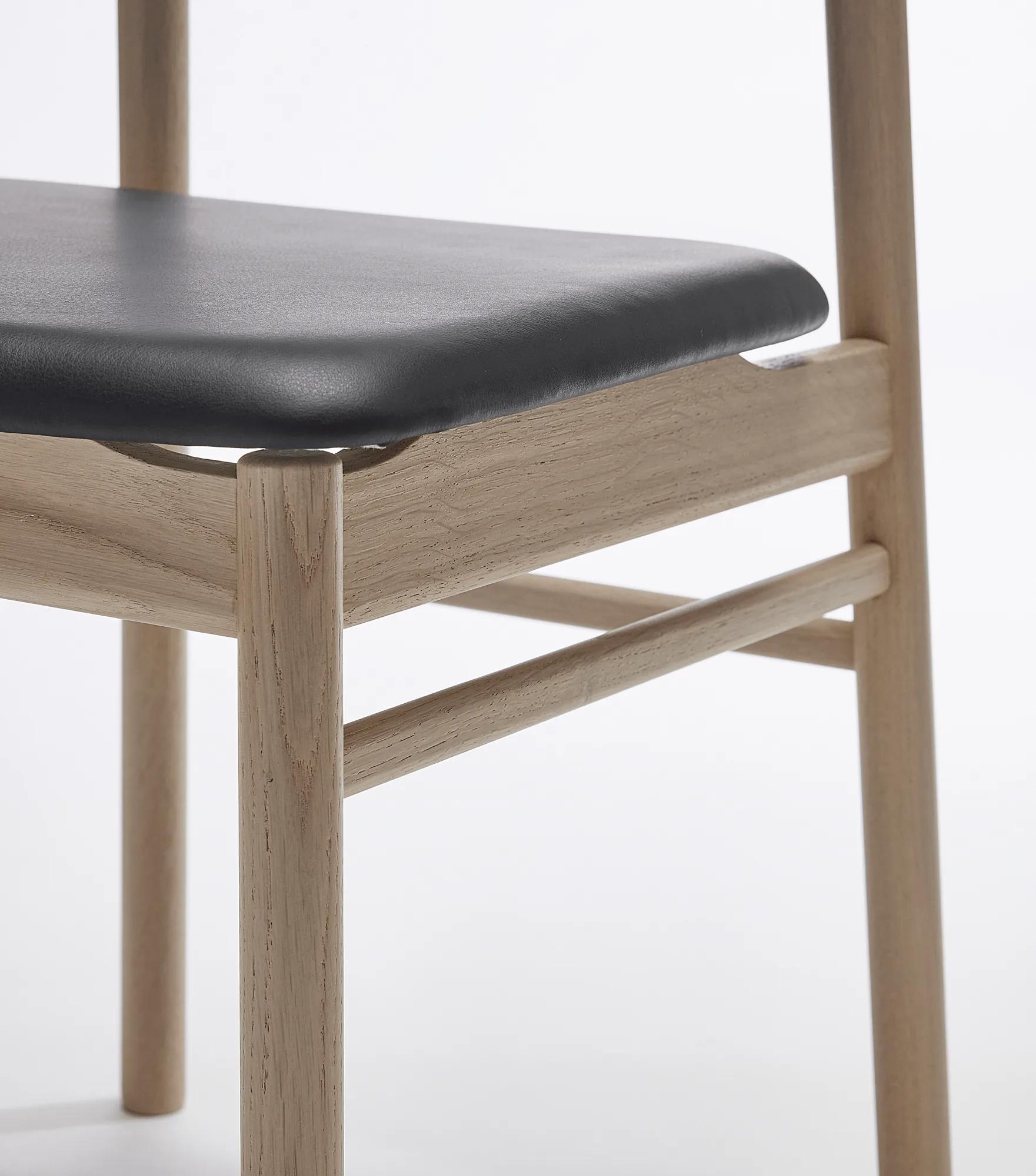 Prima Vista chair light matte lacquered oak, Leather Elmosoft 99001 black Stolab