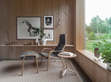 Lamino armchair and footstool - Sheepskin Moonlight-laquered beech - Swedese