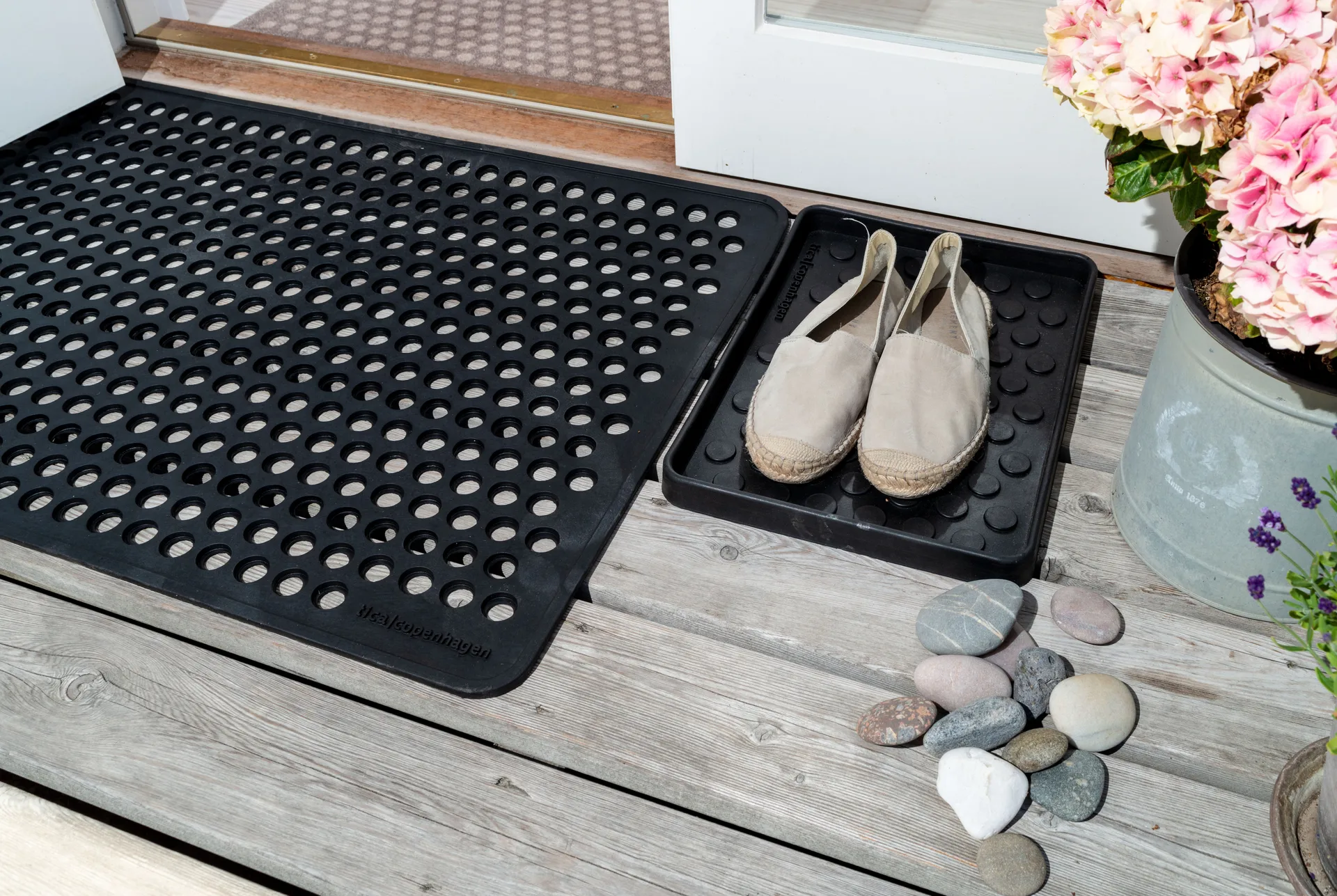 Dot shoe tray, Small. 28x38 cm tica copenhagen