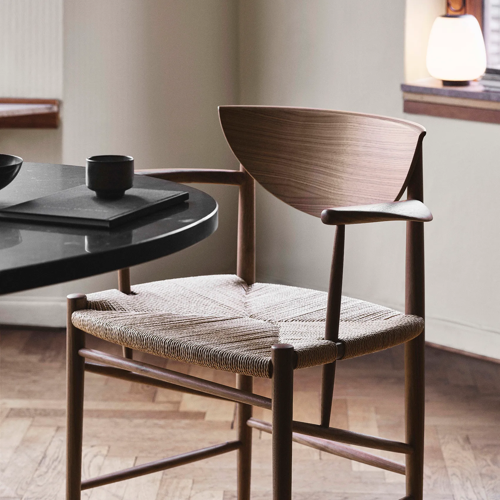 Drawn chair HM4 with armrest, Walnut &Tradition