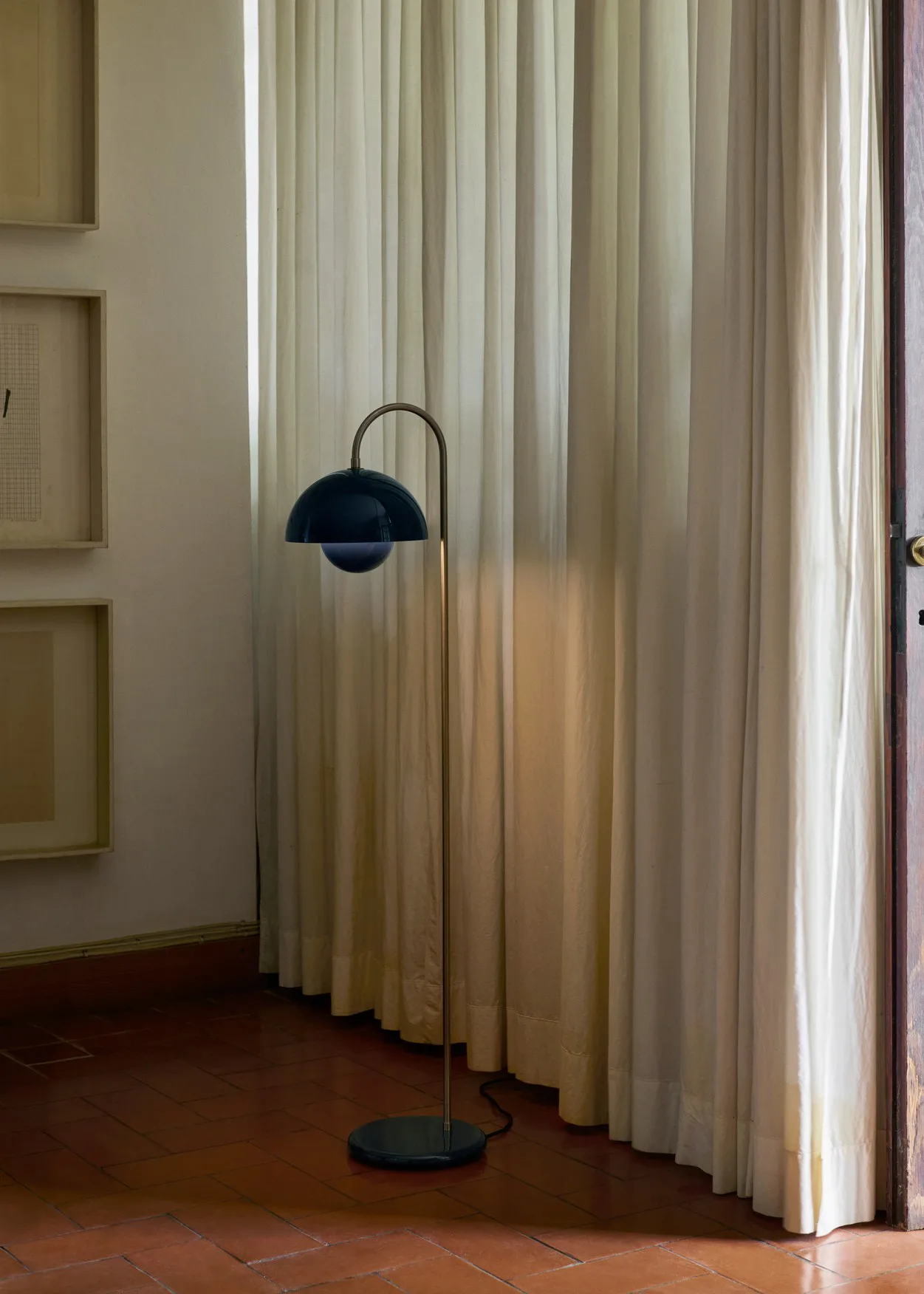 Flowerpot VP12 floor lamp, Steel blue &Tradition