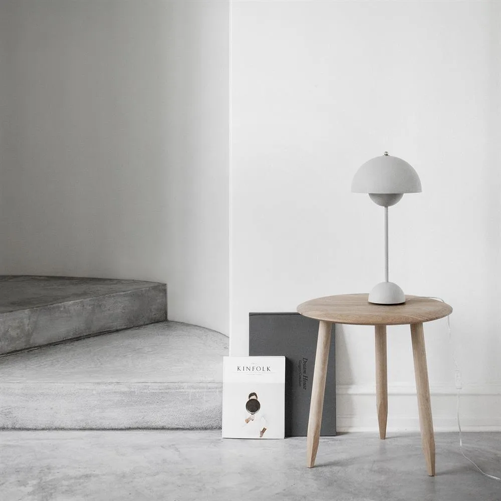 FlowerPot VP3 table lamp, matte light grey &Tradition