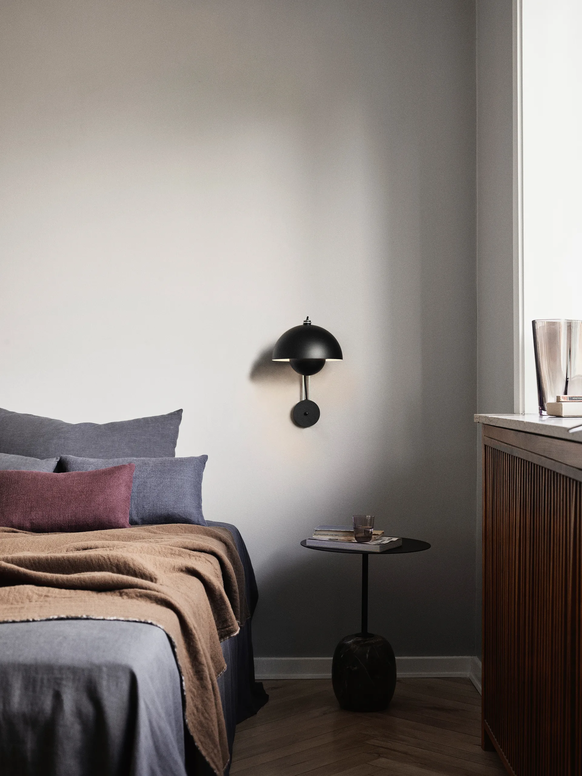 Flowerpot VP8 wall lamp, Matte black &Tradition