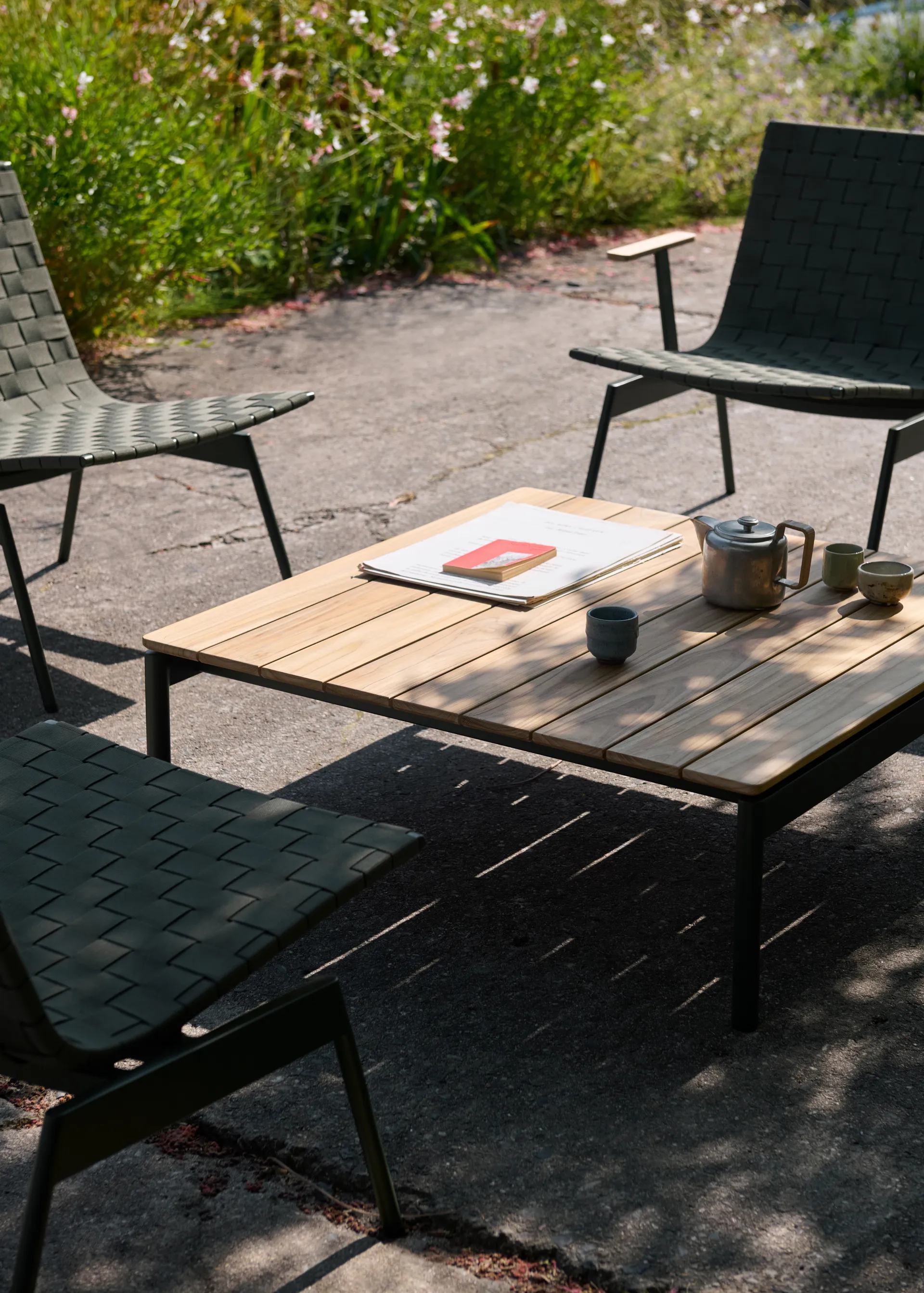 Ville Outdoor AV50 coffee table, Bronze green-teak &Tradition