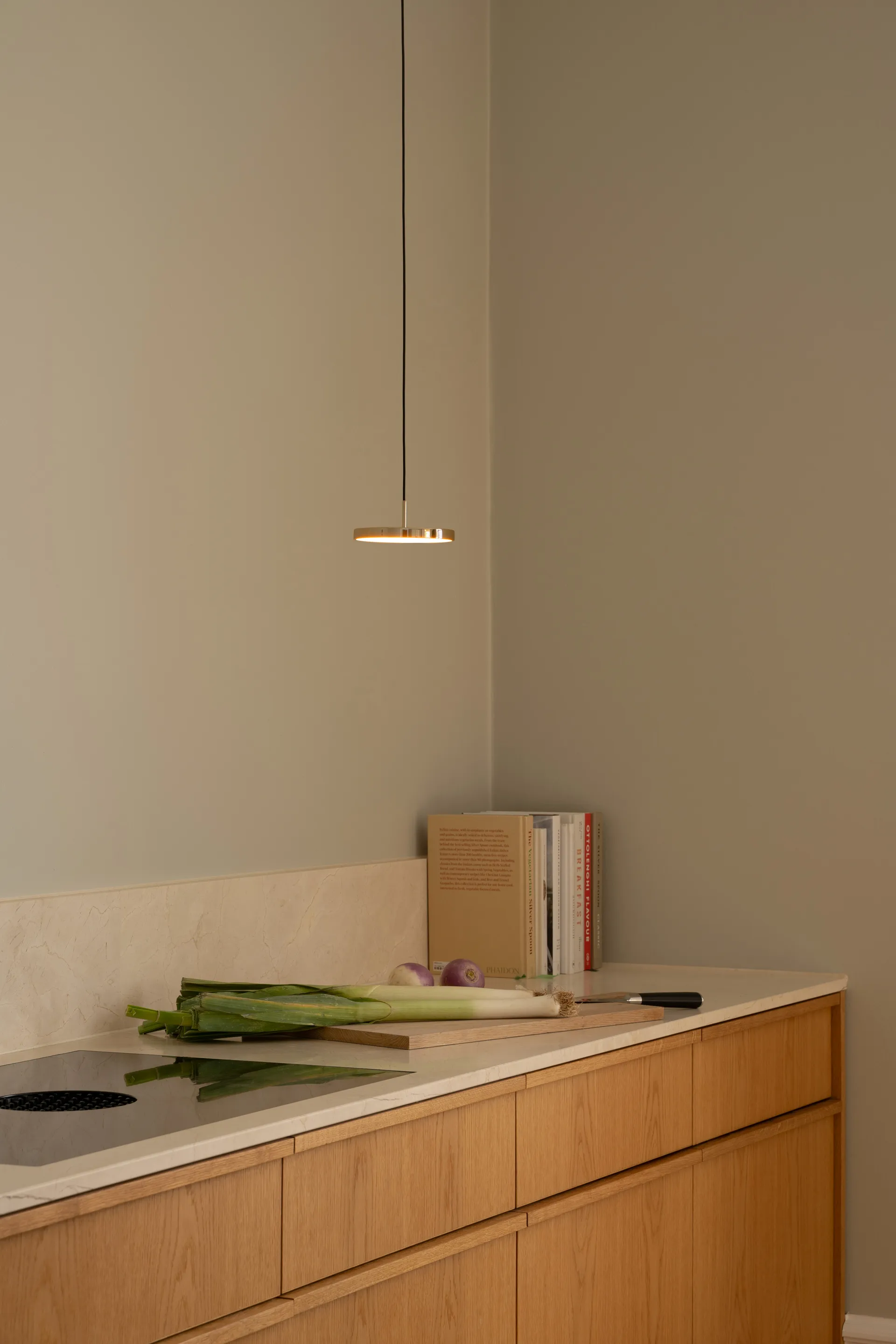 Asteria Micro ceiling lamp, Polished Brass Umage