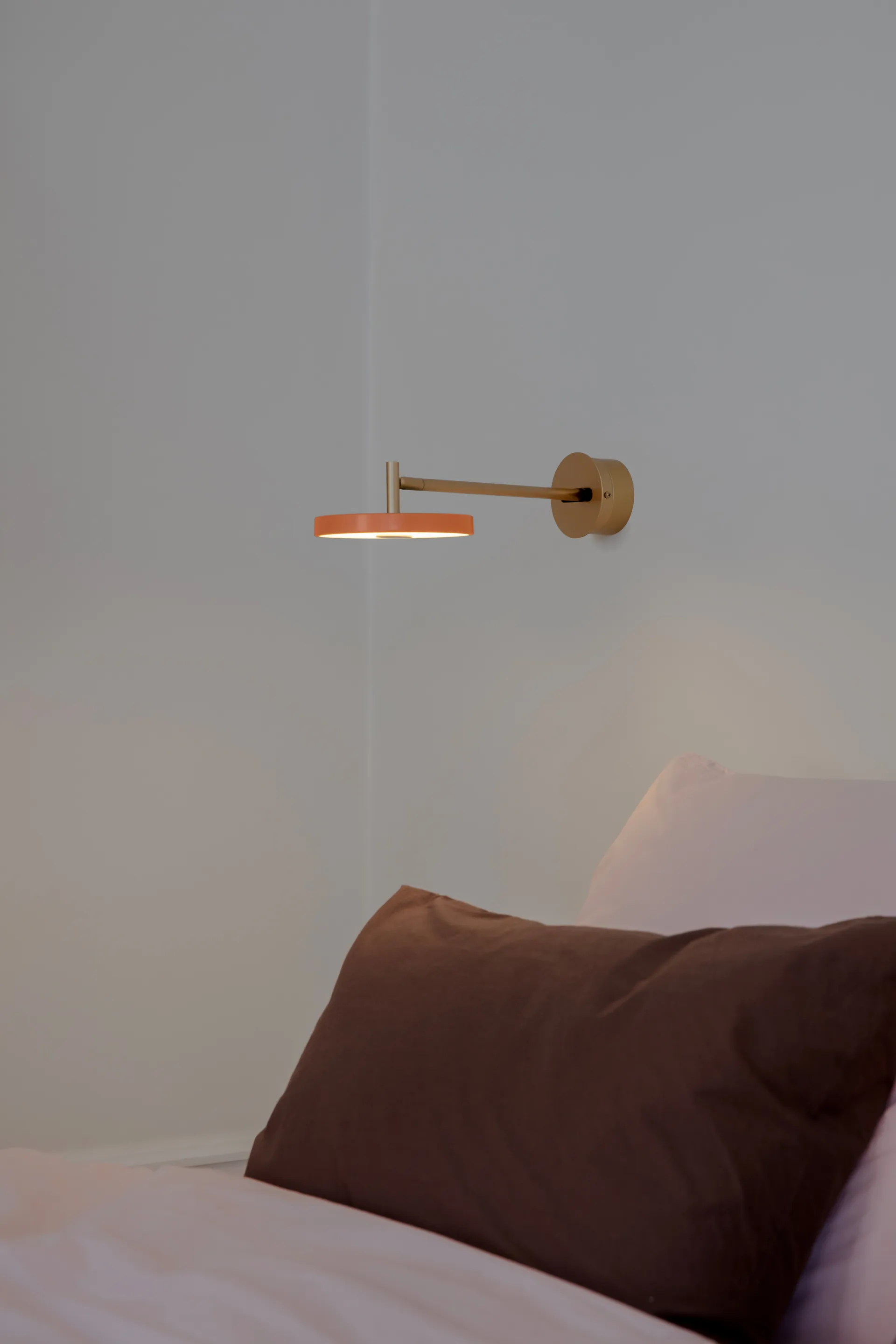 Asteria Wall wall lamp, Long, Nuance orange-brass Umage