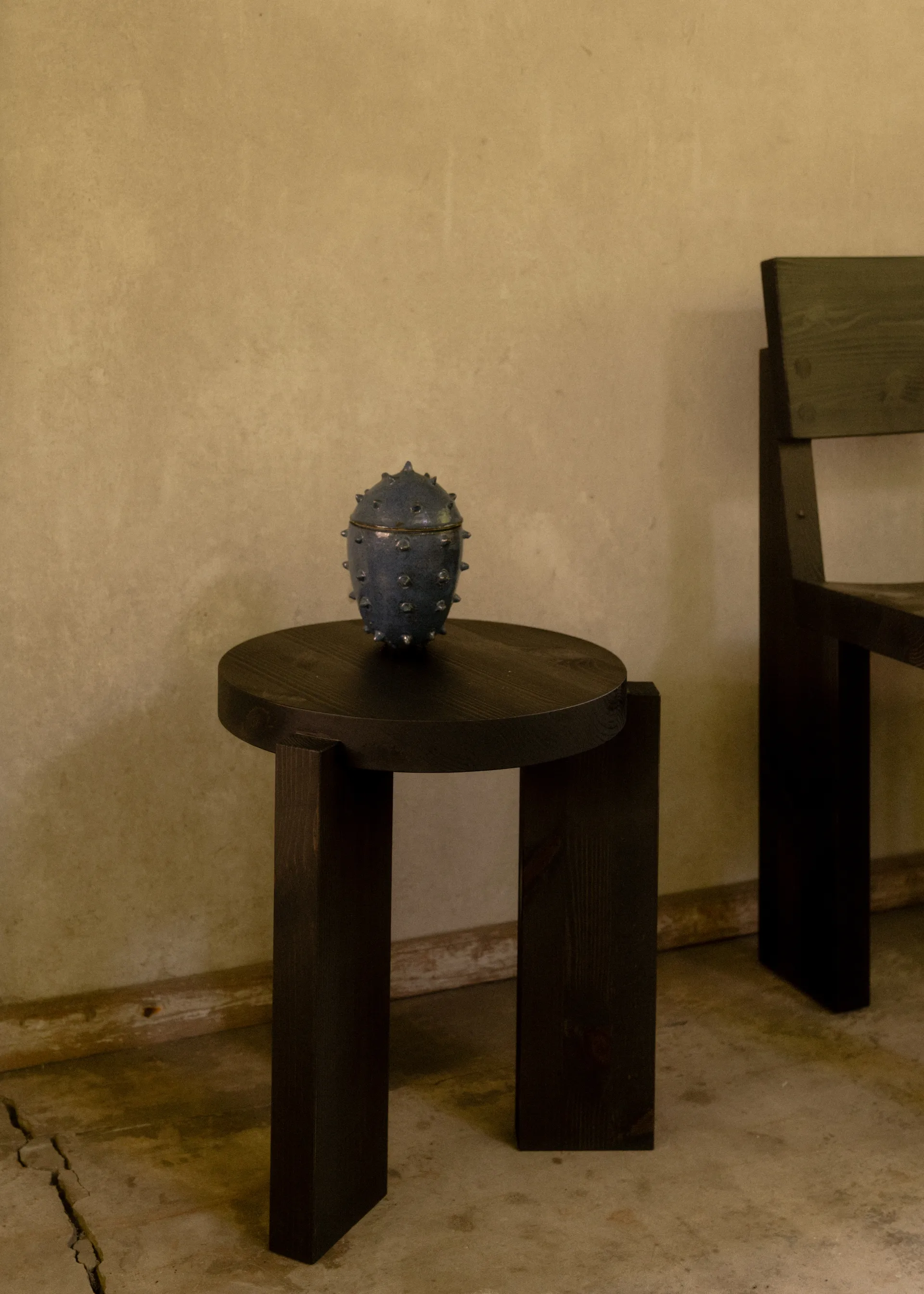 001 Stool round, Black-stained pine, Ø40x44 cm Vaarnii