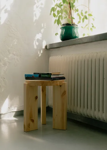 001 Stool round - Matte oil-waxed pine, Ø40x44 cm - Vaarnii