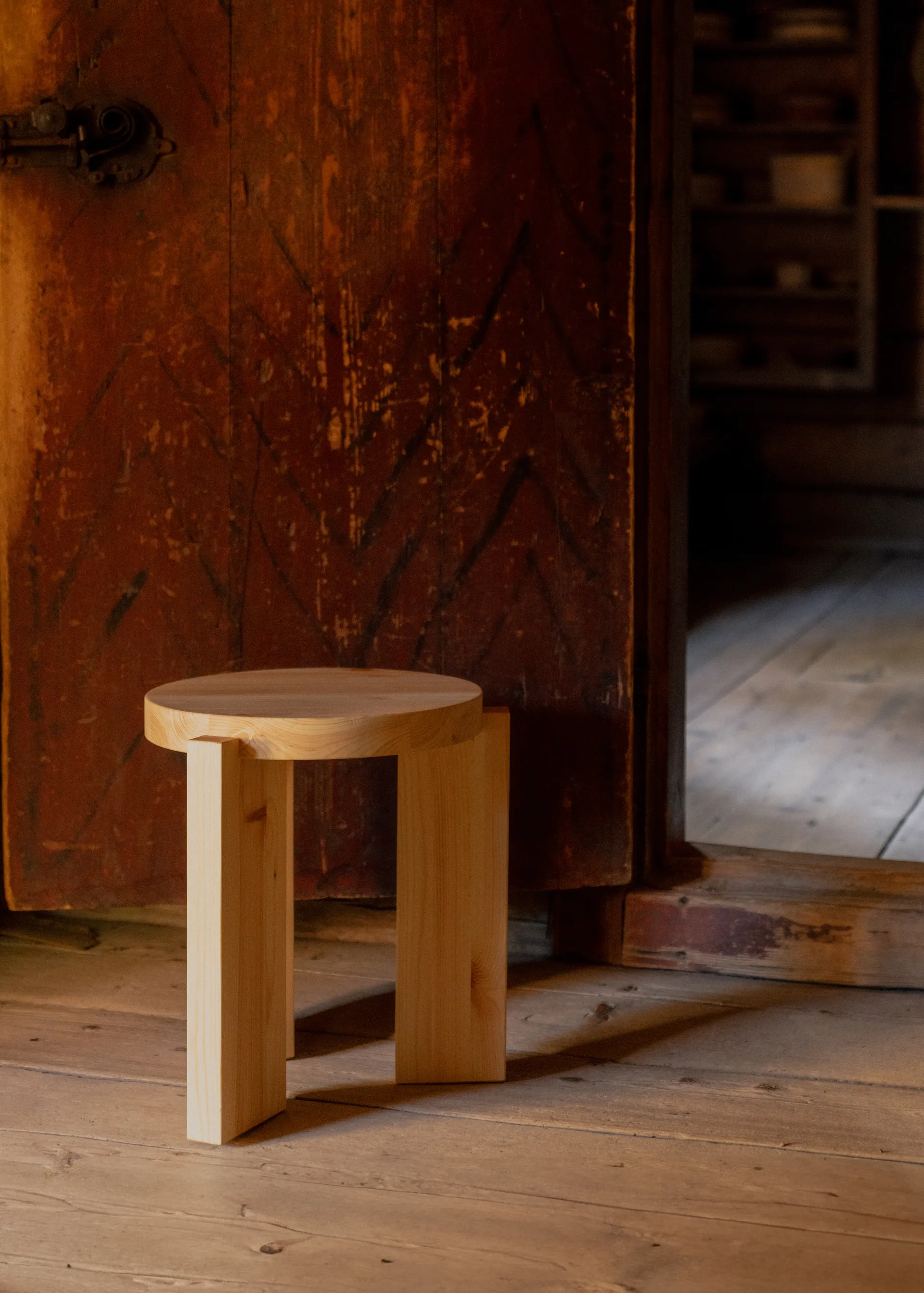 001 Stool round, Matte oil-waxed pine, Ø40x44 cm Vaarnii