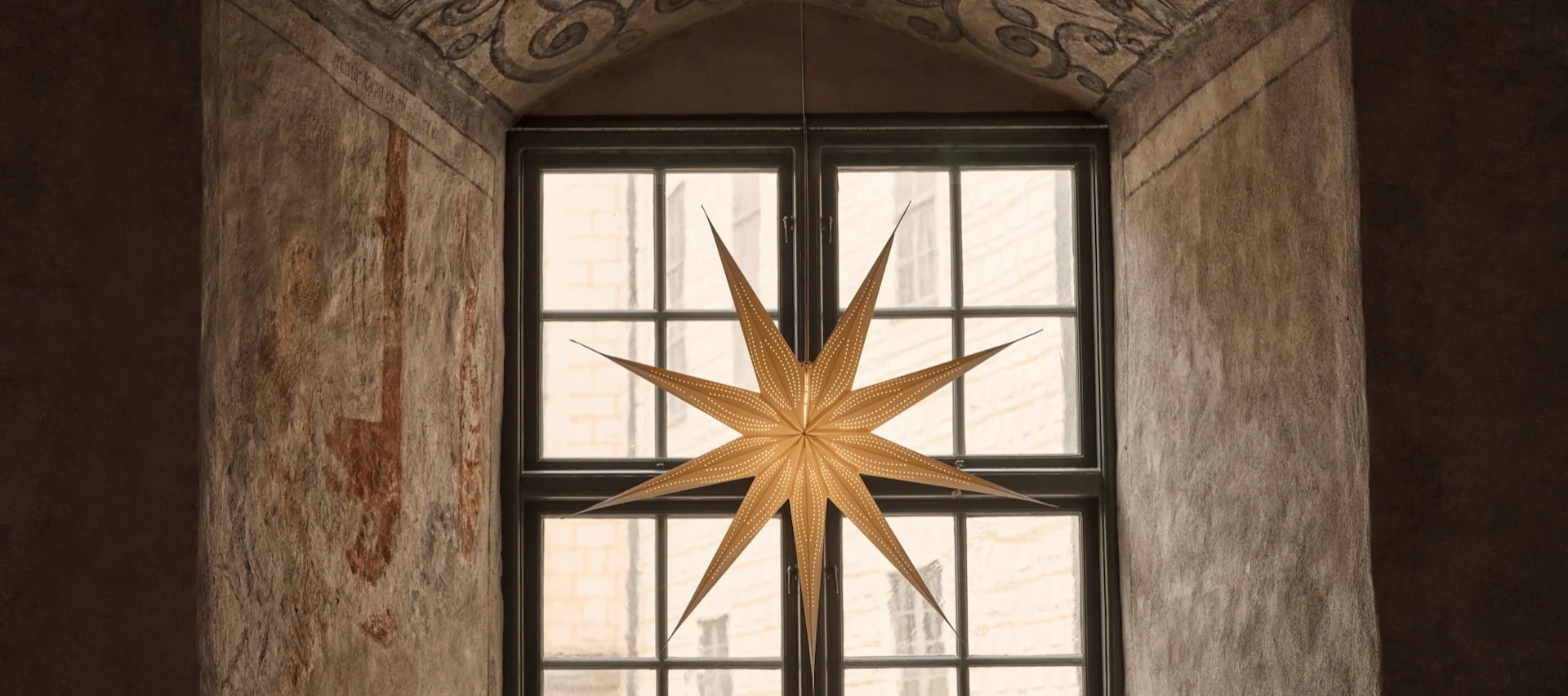 Here you see a newcomer among the Christmas stars, Vivi from Watt & Veke, hanging from the ceiling above a table.