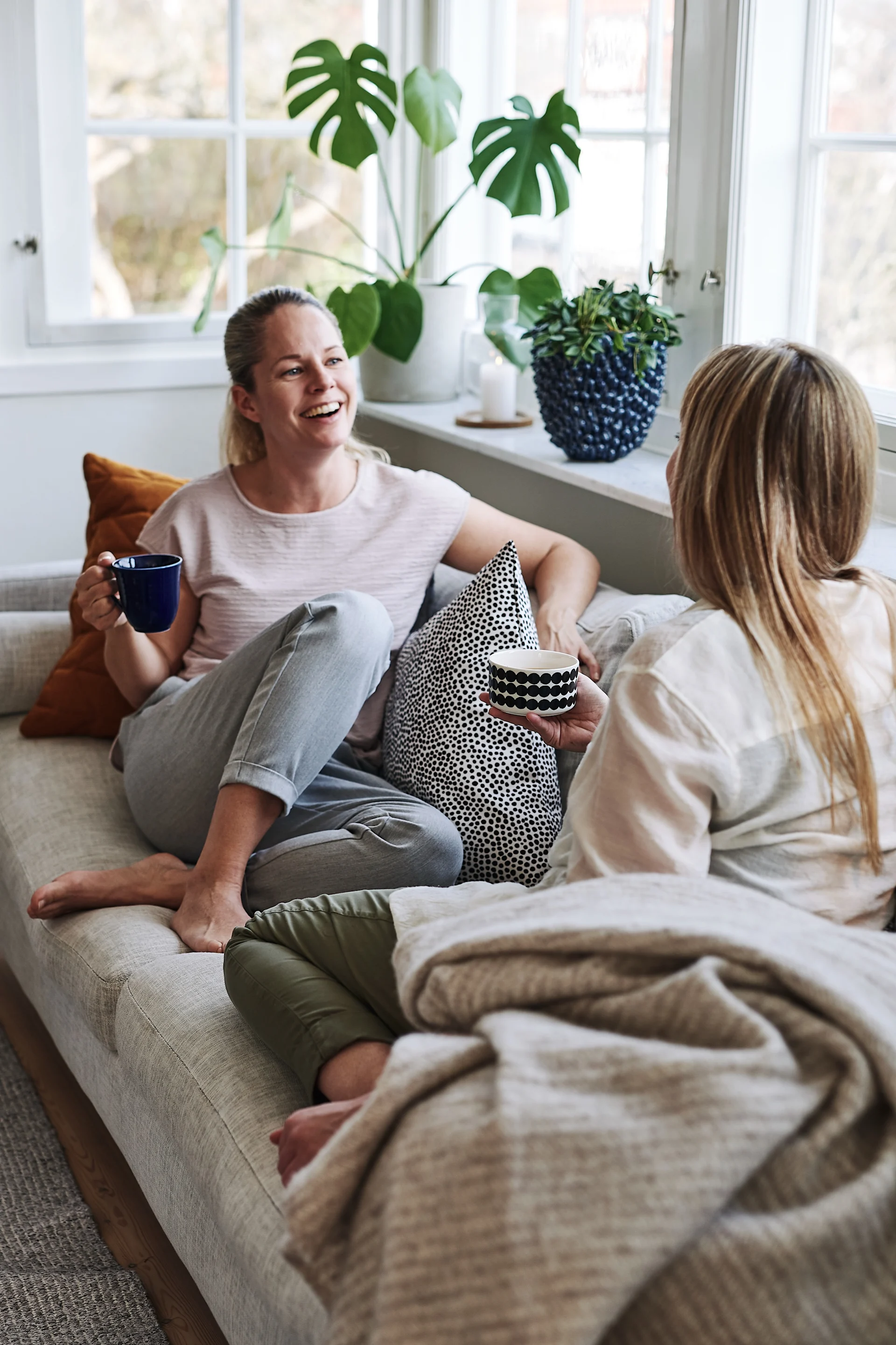 Enjoying a Swedish fika with friends in a cosy living room.