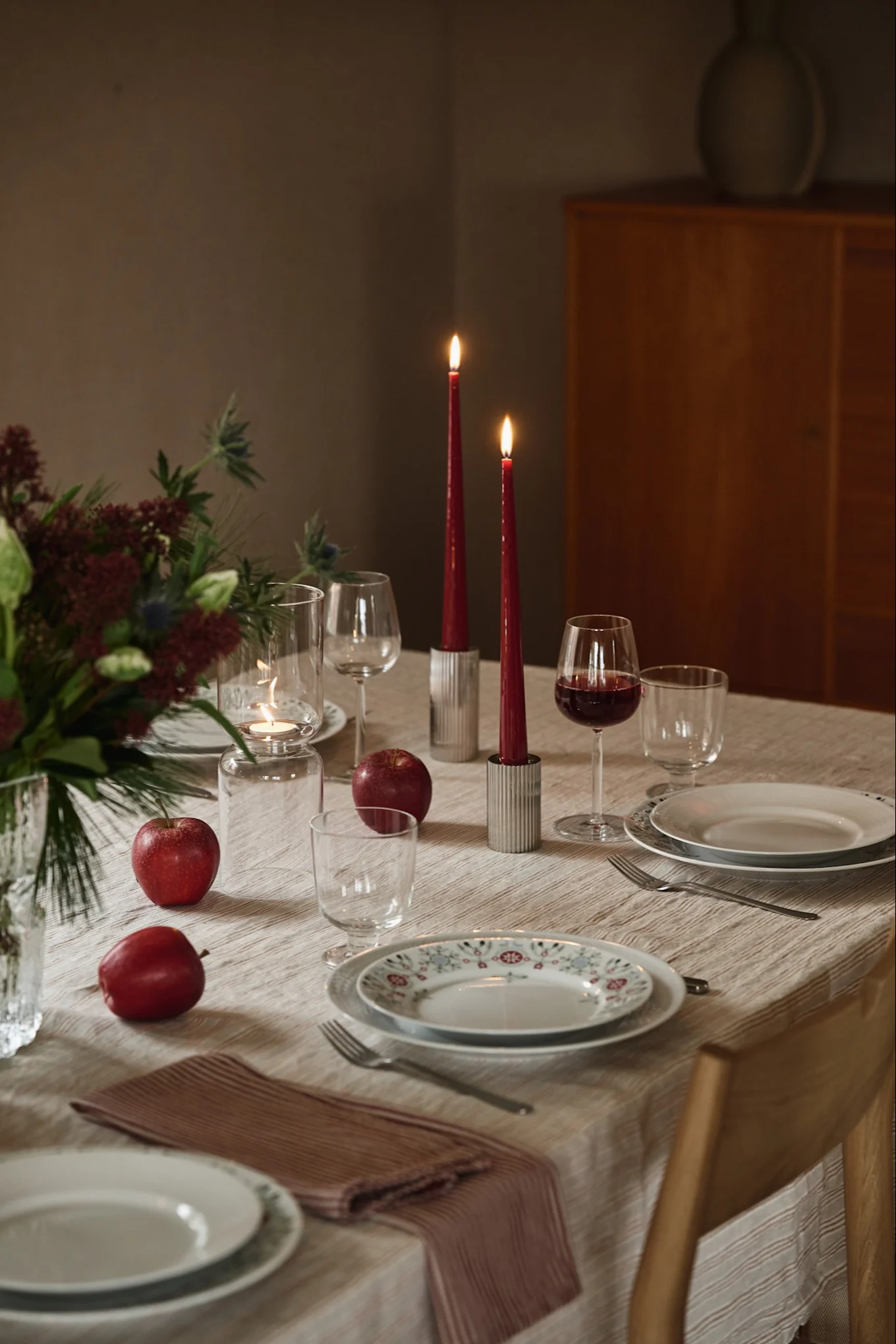 Minimalist christmas decor, here you see a wooden bowl and tree shaped candle holders. 