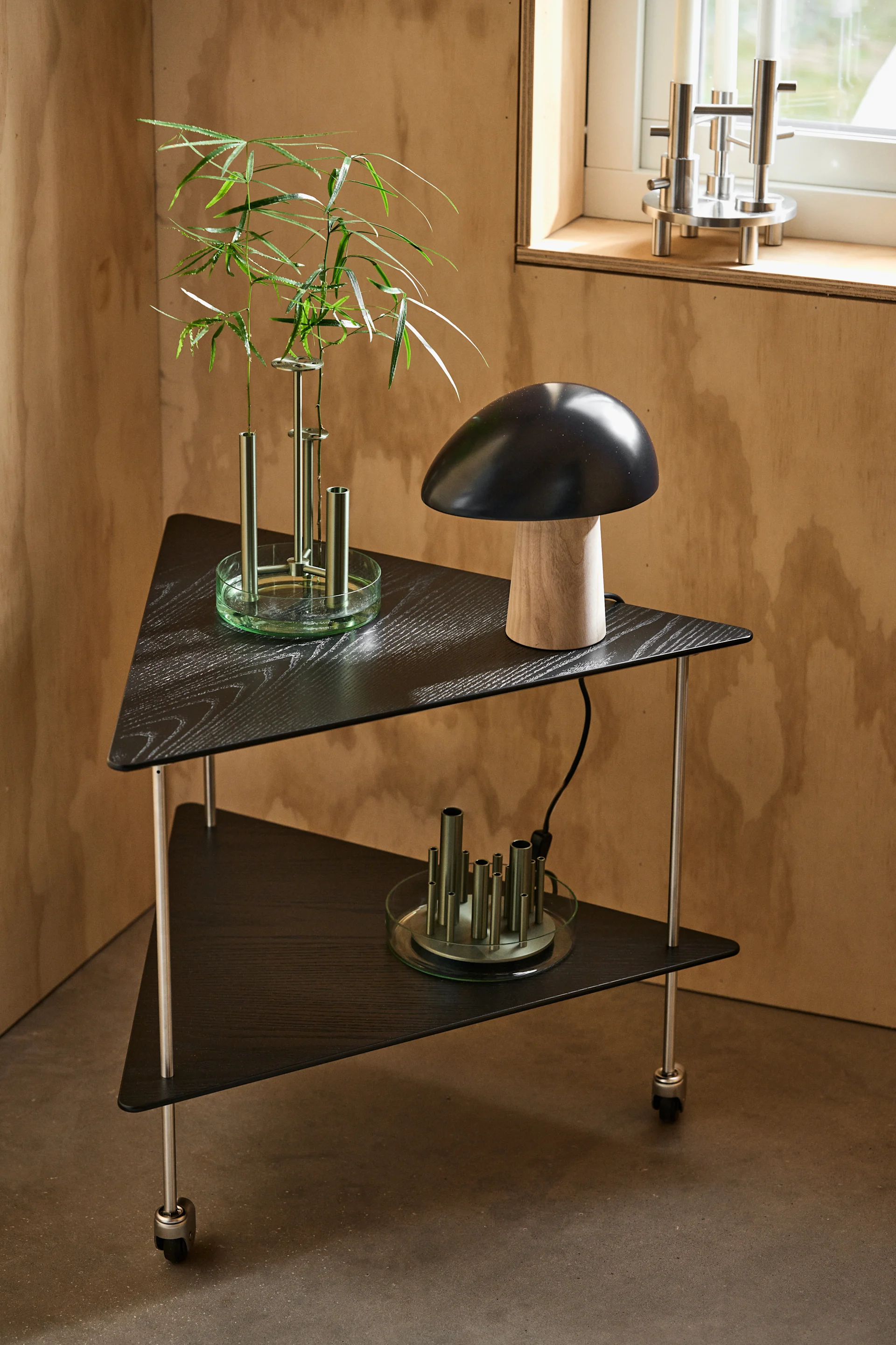 Here you see the Scandinavian design lamp Night Owl from Fritz Hansen in midnight blue and ash wood. 