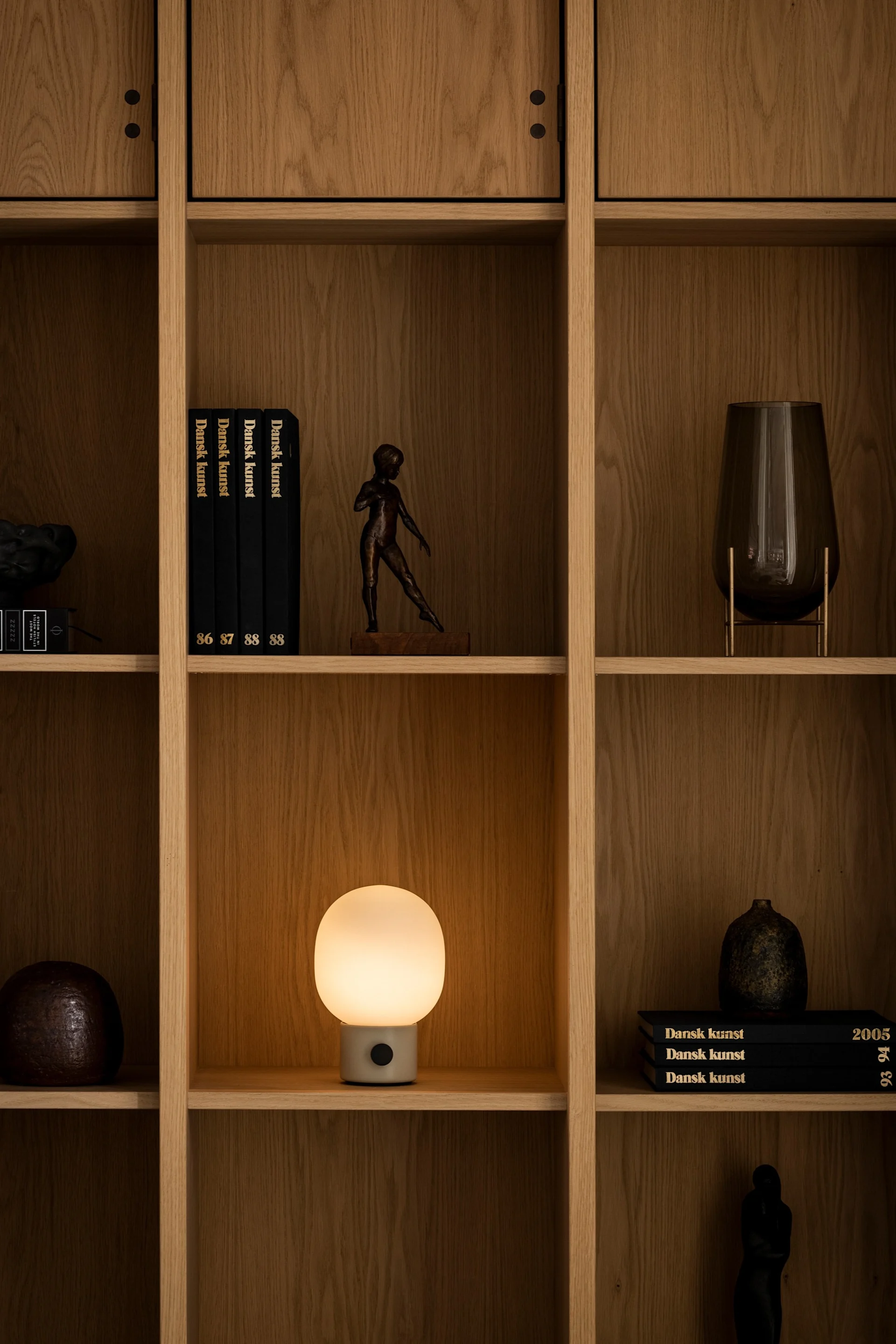 The Carrie lamp from Audo Copenhagen is a portable, portable lamp that resembles a lantern. Carrie is perfect to carry out to the garden or patio where it can illuminate the dining area or lounge corner.